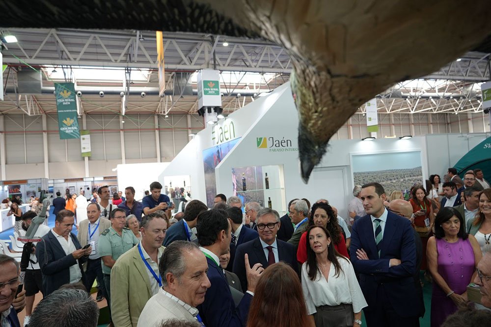 El presidente de la Diputación ha recorrido ambas ferias junto al resto de autoridades.