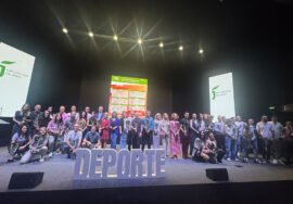 Foto de familia de autoridades y galardonados en el XVII Gran Premio de Carreras Populares “Jaén, paraíso interior”